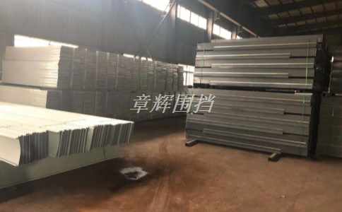 簡易圍擋在高溫和強(qiáng)光環(huán)境下是否容易老化和褪色？（簡易圍擋的耐久性與維護(hù)保養(yǎng)建議）