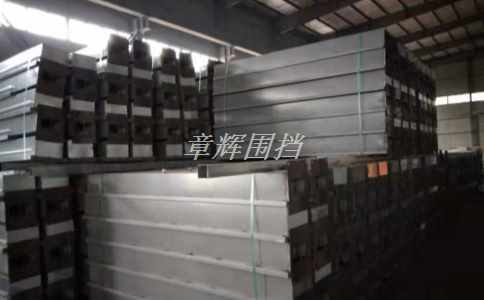 簡易圍擋在城市橋梁施工中的顏色應該如何配置？（城市橋梁施工中簡易圍擋的顏色選擇要求）