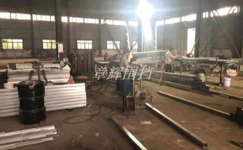 如何通過加強對生產(chǎn)和施工過程中的質(zhì)量控制，確保簡易圍擋符合相關安全標準和規(guī)定？（質(zhì)量控制保證簡易圍擋符合安全標準）