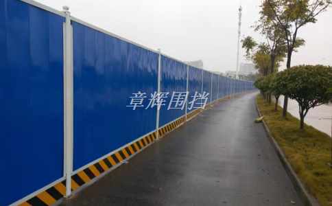 簡(jiǎn)易圍擋在公共場(chǎng)所中的使用是否需要遵循特定要求？（公共場(chǎng)所中簡(jiǎn)易圍擋的使用規(guī)定與標(biāo)準(zhǔn)）