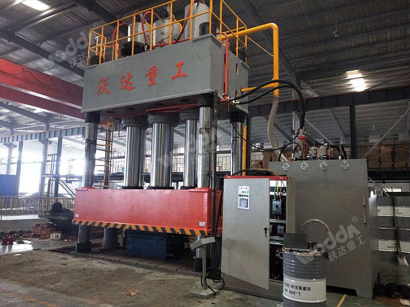 2000噸SMC汽車配件模壓液壓機(jī) 2000噸SMC汽車配件模壓液壓機(jī)