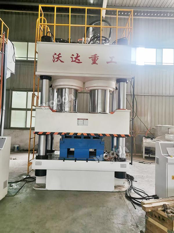 1800噸木屑托盤成型液壓機現(xiàn)場